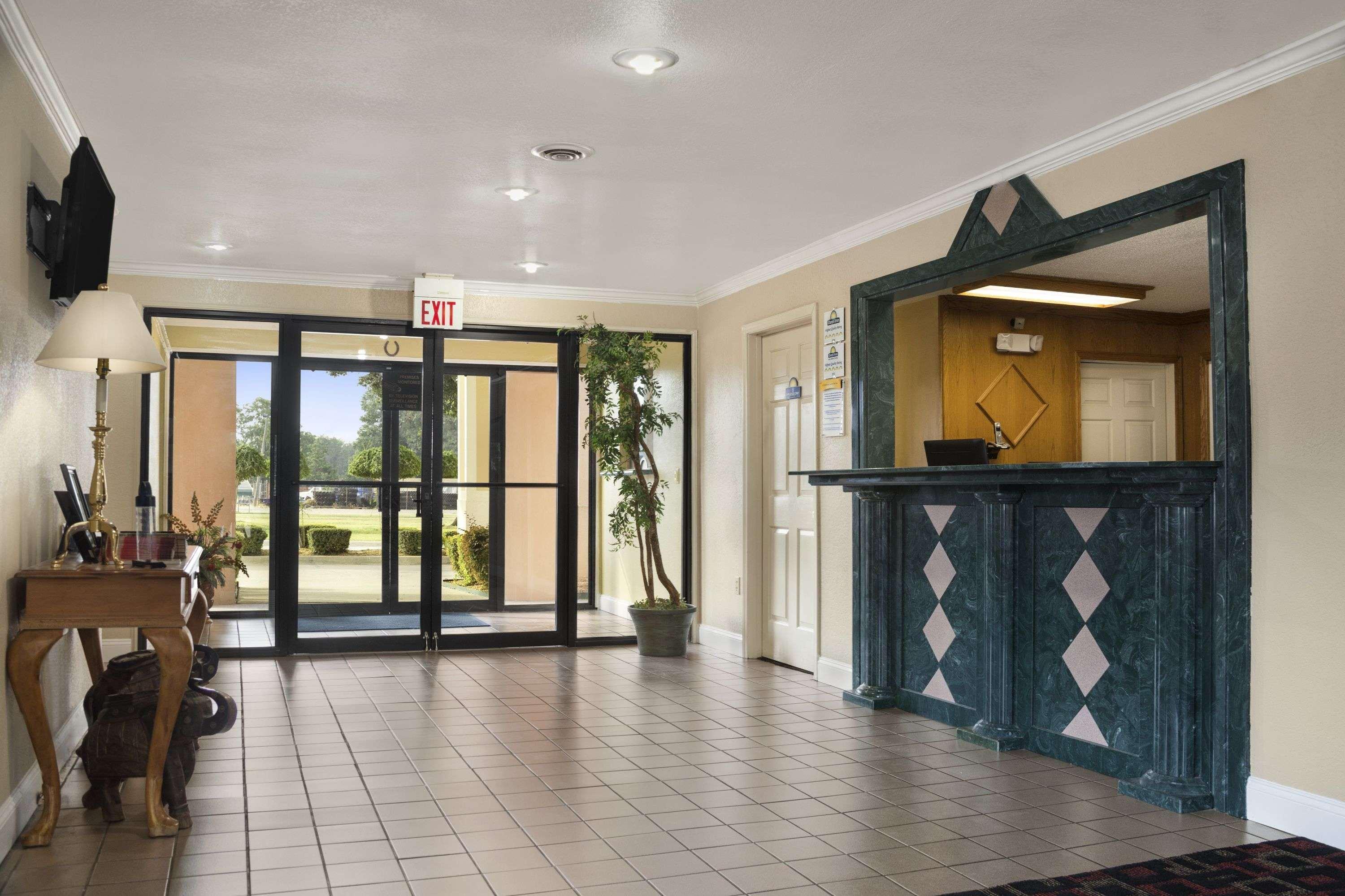 Days Inn & Suites By Wyndham Stuttgart Extérieur photo