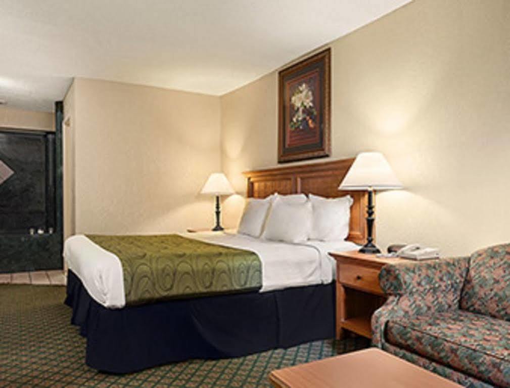 Days Inn & Suites By Wyndham Stuttgart Extérieur photo